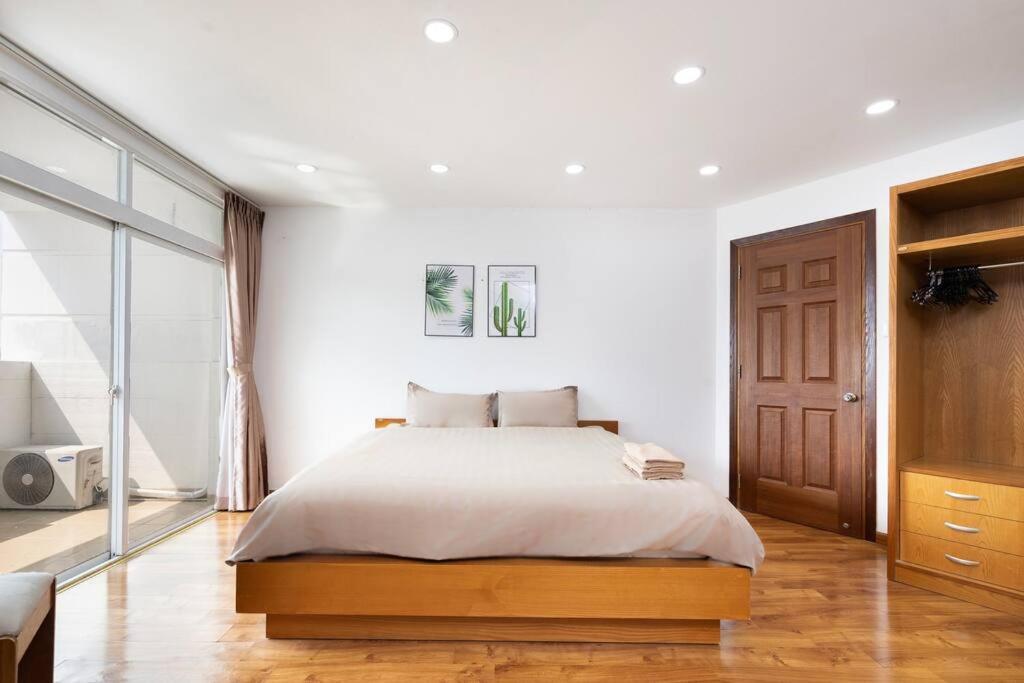 Spacious 2 Bedroom At Center/1st District TP. Hồ Chí Minh